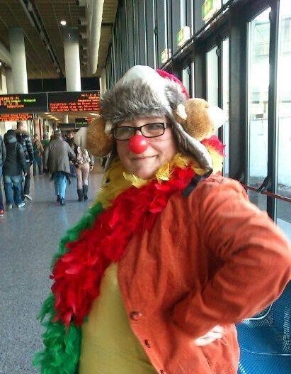 De oprichter van Clownwijs in clownkostuum
